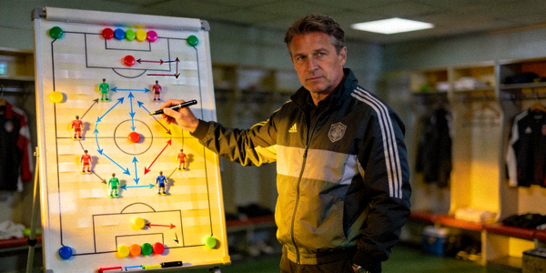 足球教练在战术板前讲解 - 展示球队阵型与跑位路线